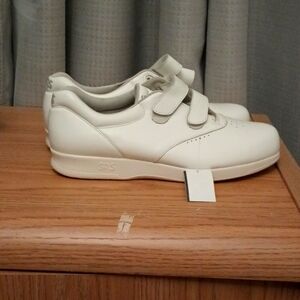 SAS me too walking shoes